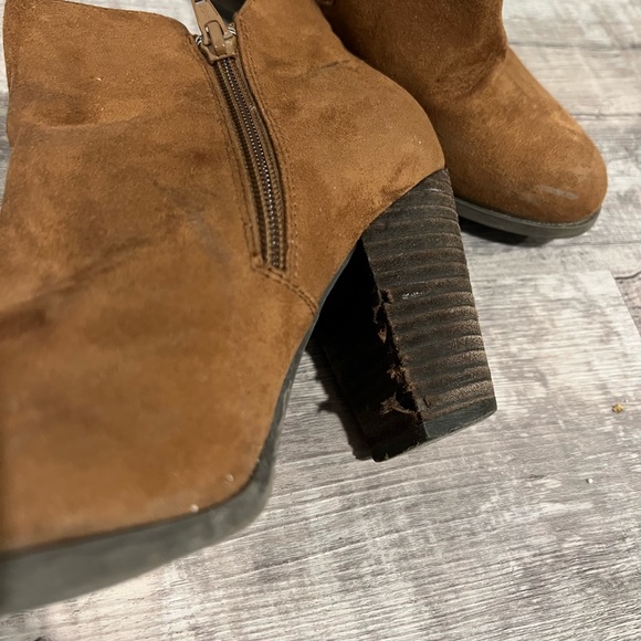 Brown heeled boots - Picture 3 of 4